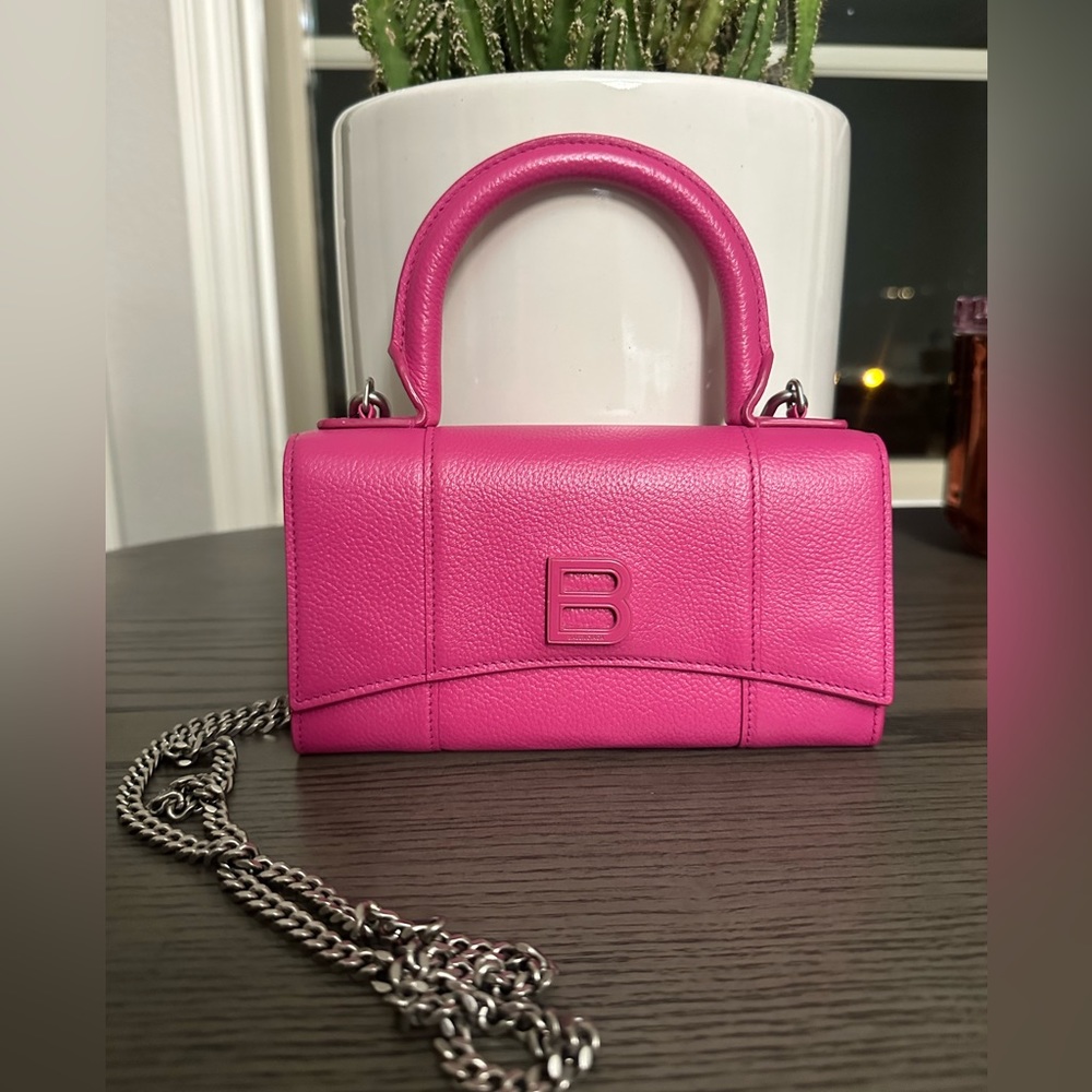 BALENCIAGA
Hourglass Phone Holder